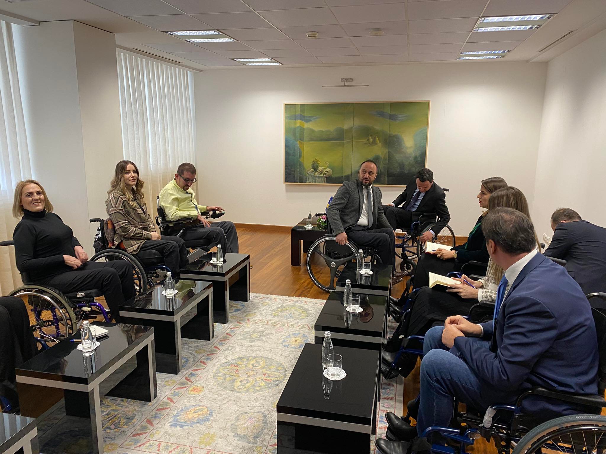 Kurti solidarizohet me përdoruesit e karrocës
