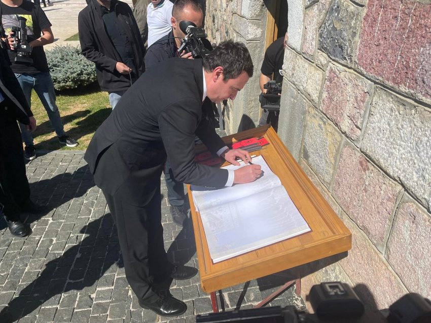 Kurti në librin e përkujtimeve në Gllogjan: Dëshmorët, dëshmia historike e popullit shqiptar