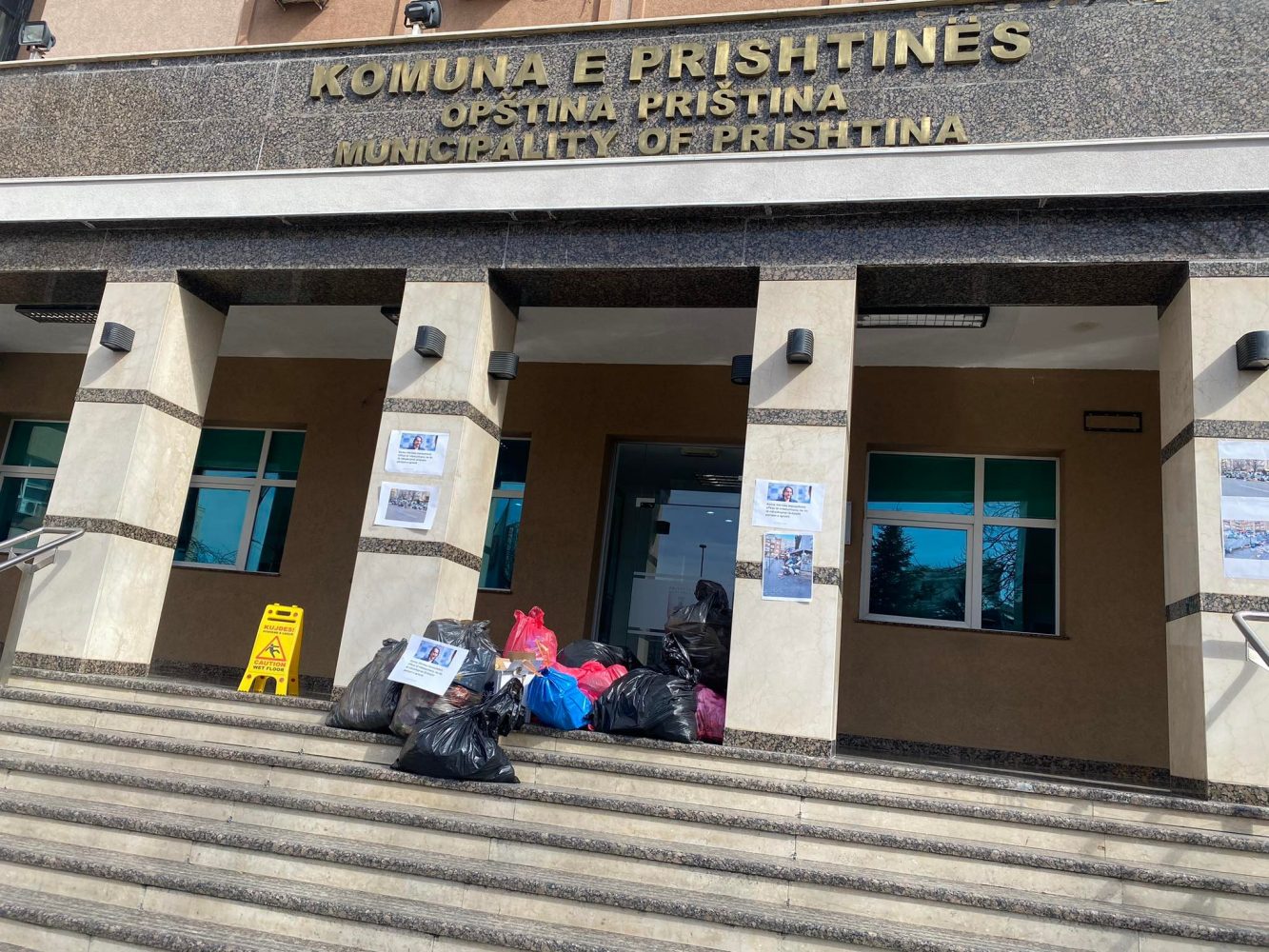 VV hedh thasë me mbeturina para Komunës së Prishtinës, Rama premton zgjidhje