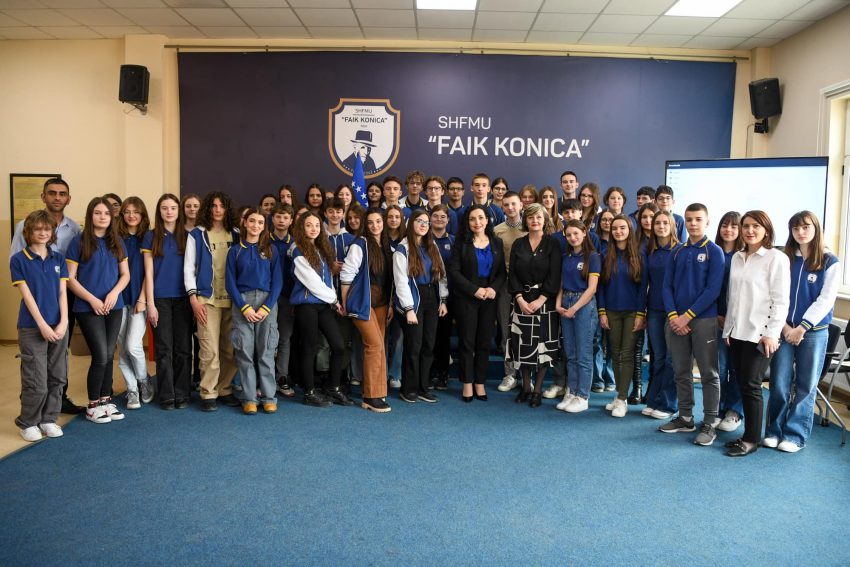 Osmani takon nxënësit e Shkollës ‘Faik Konica’