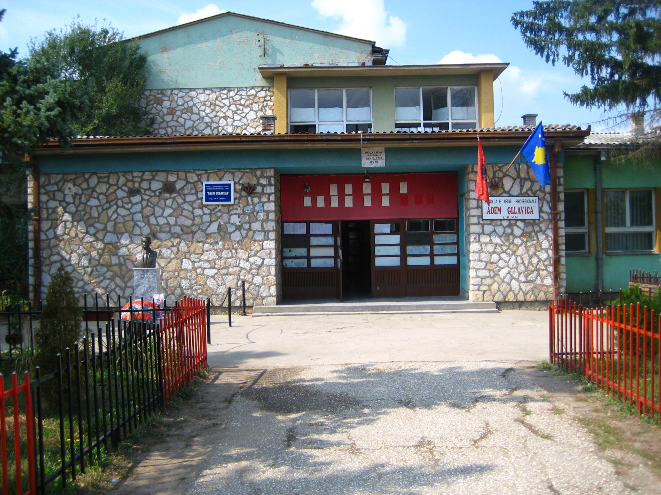 Theret një i mitur në shkollën e mesme “Adem Gllavica” në Lipjan, policia arreston një të dyshuar