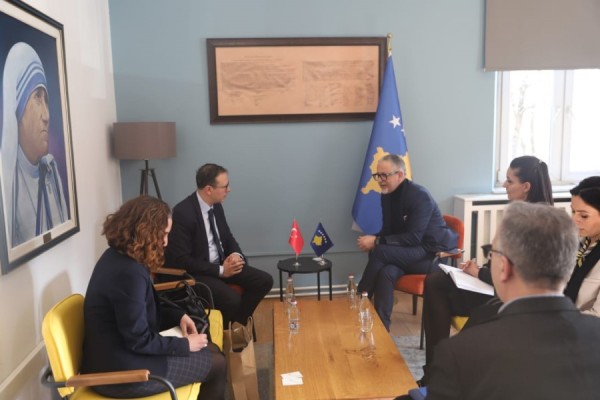 Vitia dhe ambasadorin turk diskutuan për bashkëpunimin në shëndetësi