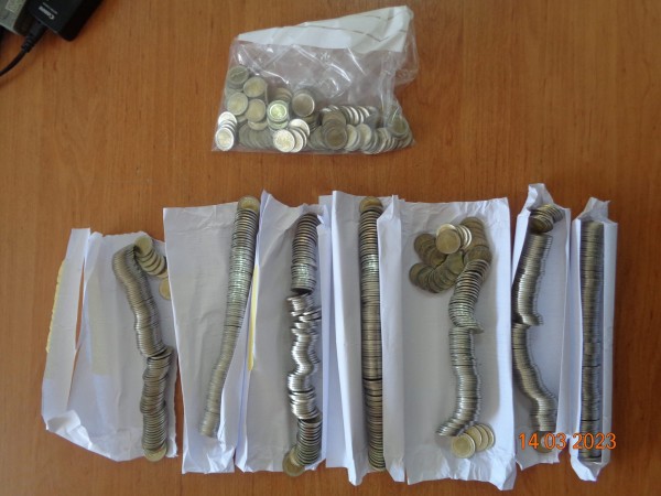 Arrestohen dy të dyshuar, sekuestrohet një shumë monedhash metalike të falsifikuara