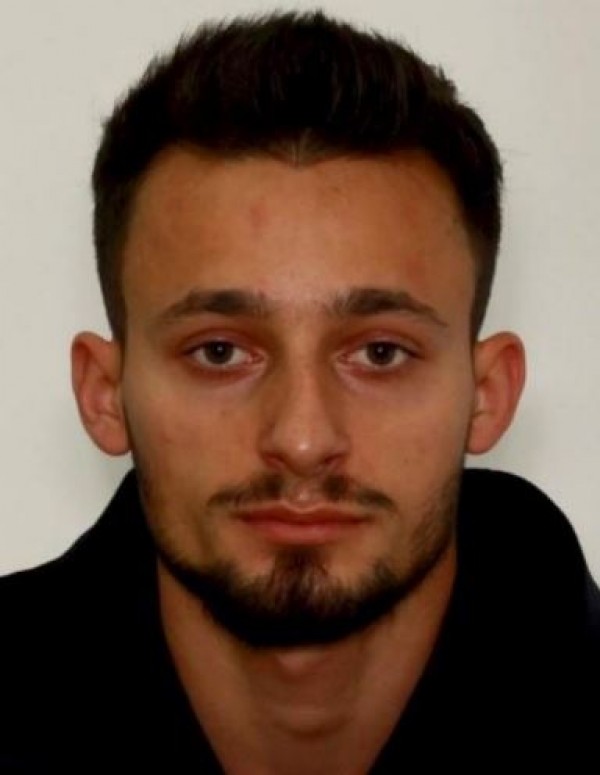 Kërkohej për dhunim, policia në bashkëpunim me mediat dhe qytetarët arreston 20-vjeçarin