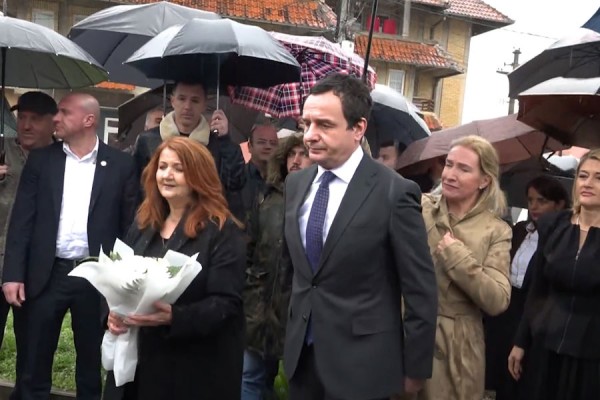 Kurti bën homazhe në Pejë: Serbia duhet të ballafaqohet me të kaluarën e saj kriminale