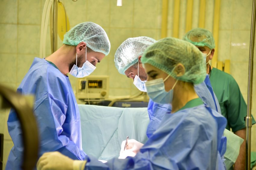Kryhet një operacion i rrallë në Spitalin e Pejës, 67-vjeçares i hiqet masa tumorale
