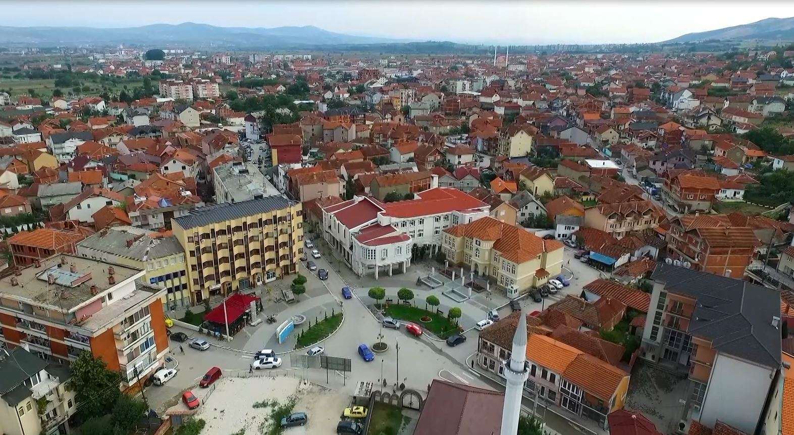 Migrimi dhe mungesa e besimit në institucione, telashet e shqiptarëve në Luginë dhe të serbëve në veri