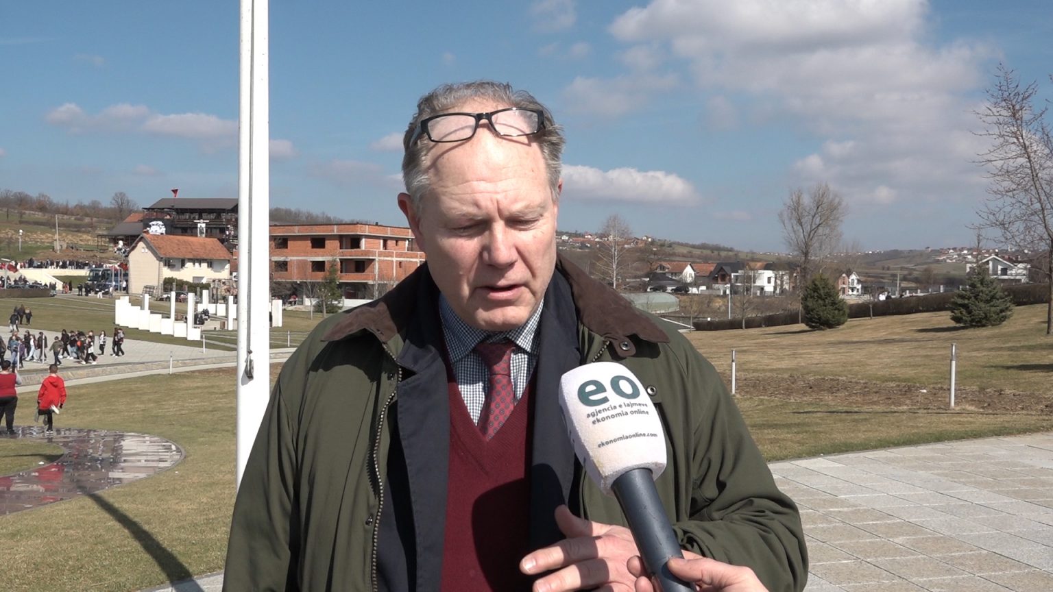 Telefoni e shpëtoi nga plumbi, rrëfimi rrëqethës i ish-gazetarit të BBC-së për sulmin ndaj familjes Jashari