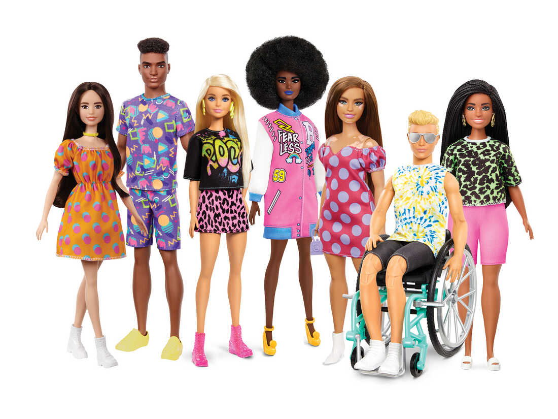 Kukulla ikonë “Barbie” mbush 64 vjeç