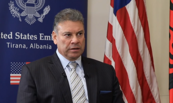 Escobar: Pres që Kosova dhe Serbia të arrijnë marrëveshje përfundimtare këtë vit