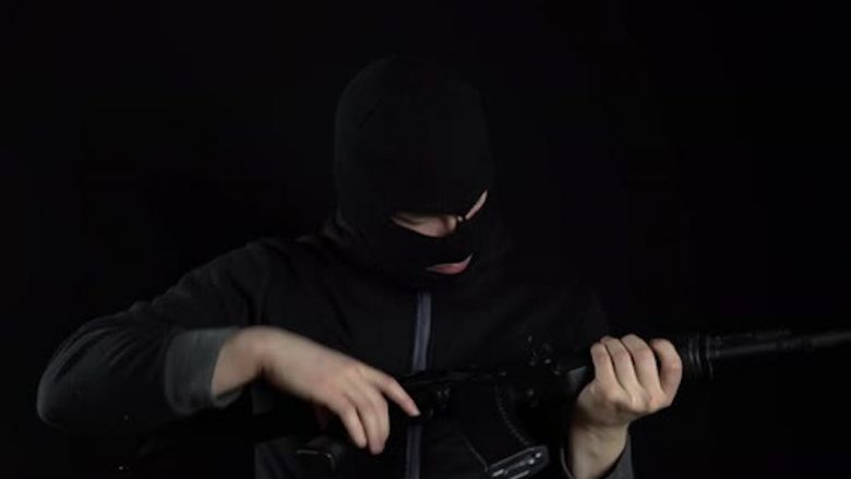 Katër persona të armatosur me kallashnikov ia marrin 770 euro qytetarit nga Ferizaj