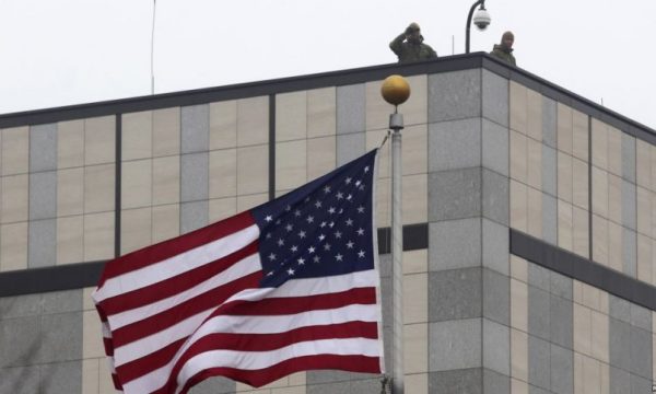 Ambasada amerikane ua uron Pashkët besimtarëve të krishterë në Kosovë