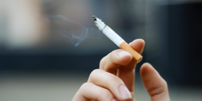 ​SHBA ndaloi pirjen e duhanit në vendet e punës para 30 vjetësh