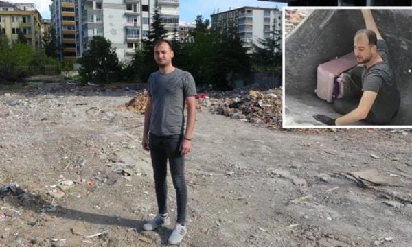 I riu turk rikthehet në banesën e rrafshuar nga tërmeti dhe nxjerr arkën me monedha ari