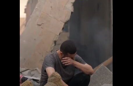 Pamje nga Gaza, burri i përlotur qëndron i ulur në rrënojat e shtëpisë së shkatërruar