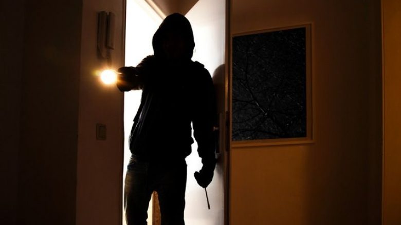 Ferizaj, i maskuar dhe nën kërcënimin e armës, hajni vjedh në një zyrë 4.600 euro