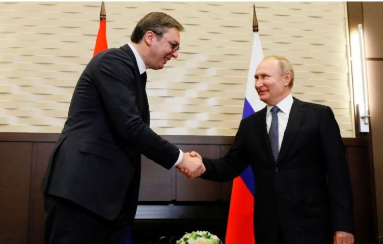 Vuçiq dhe Putin bëhen bashkë në Kinë
