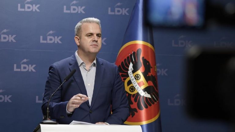 Azemi akuzon Komunën e Ferizaj për një tender: Nuk e zgjodhi ofertën më të lirë, por atë që “iu pëlqeu më shumë”