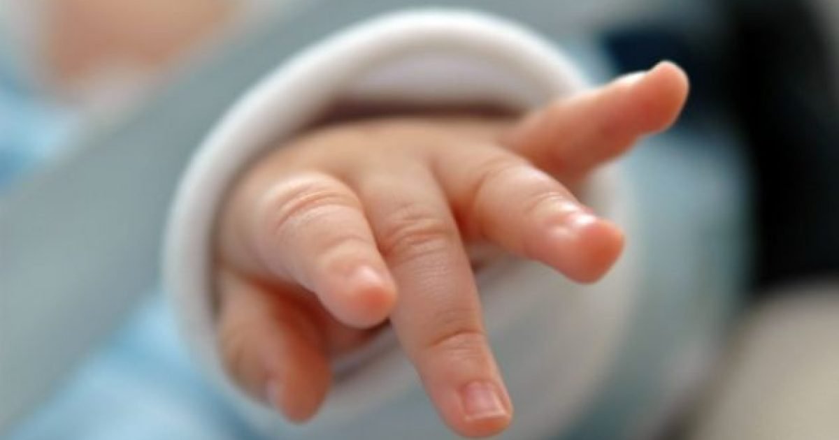 Vdes një foshnje e porsalindur në Therandë