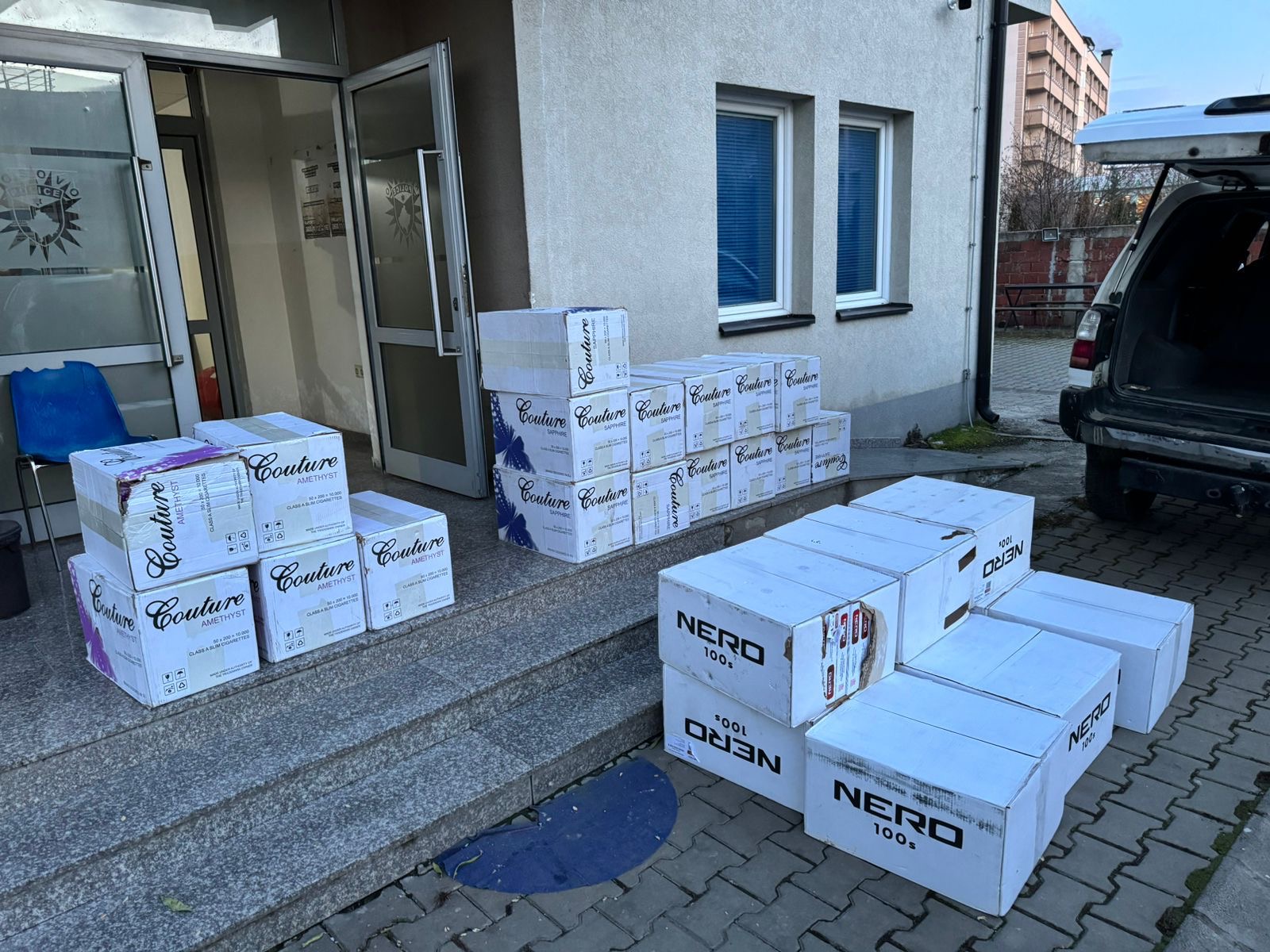 Pasi u kapën duke kontrabanduar cigare, sulmojnë policët