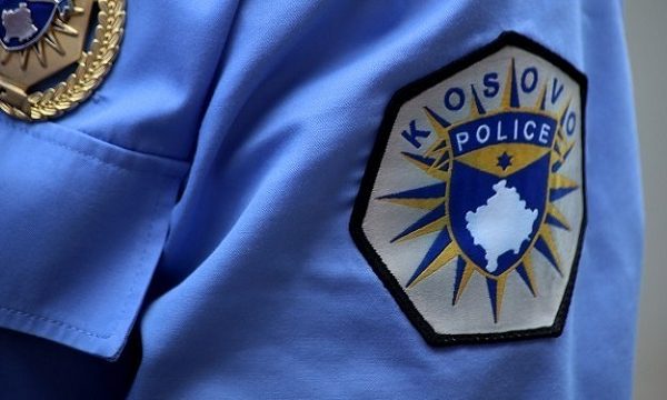 Policia informohet që një mërgimtar në Pejë mban armë pa leje, vëllai i tij e dorëzon një pistoletë me gaz