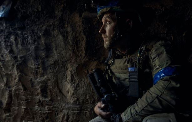 Ushtarët ukrainas përballen edhe me një dimër në vijën e frontit, por me më pak furnizime me armë