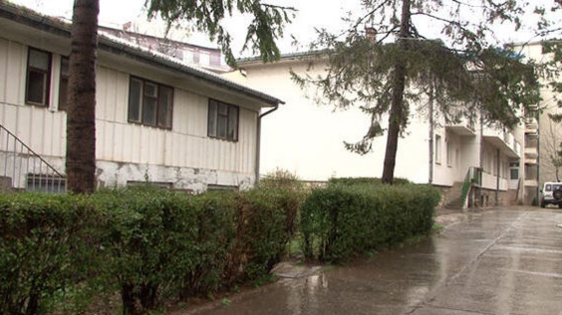 Vdes një grua në Shtëpinë e Pleqve në Prishtinë