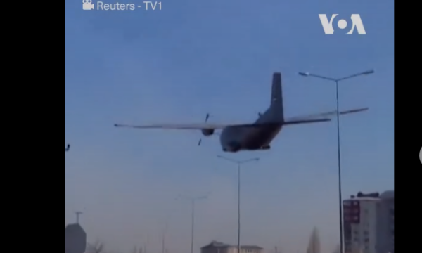VIDEO/Avioni ushtarak fluturon në një lartësi jashtëzakonisht të ulët, shkak një problem teknik