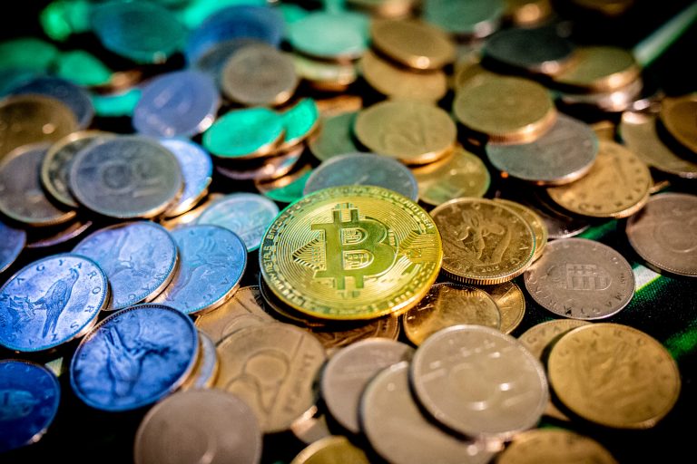 Bitcoin arrin në 60,000 dollarë