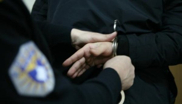 Arrestohen 4 persona në Rahovec, iu konfiskohen armë të ndryshme