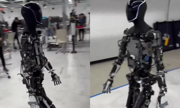Elon Musk shfaq robotin që ecën si njeri