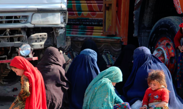 Amnesty International i bën thirrje Pakistanit ta ndalë dëbimin e grave dhe vajzave afgane