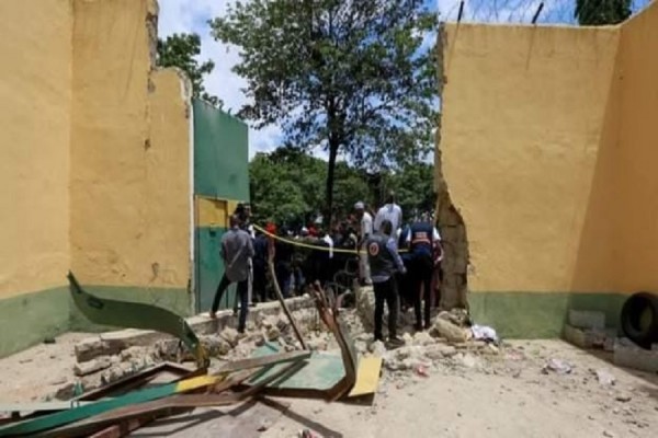 Mbi 100 të burgosur arratisen kur shiu dëmtoi burgun në Nigeri
