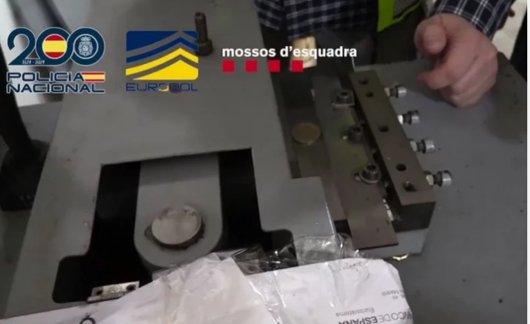 Zbulohet në Spanjë laboratori më i madh për falsifikimin e 2-euroshve