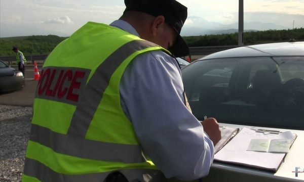 Policia i dënon me nga 500 euro gjobë tre shoferë në Ferizaj dhe ua konfiskon automjetet