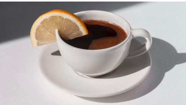 A ndihmon lëngu i limonit në kafe për të humbur peshë?