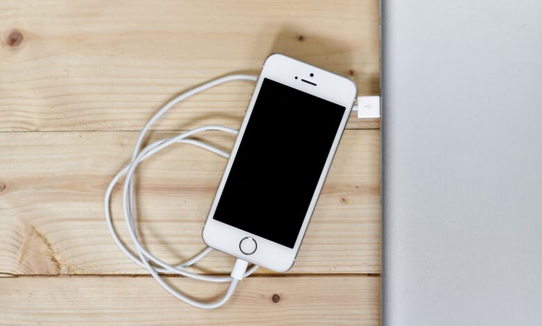 “Apple” na mëson se si nuk duhet të karikoni “iPhone”