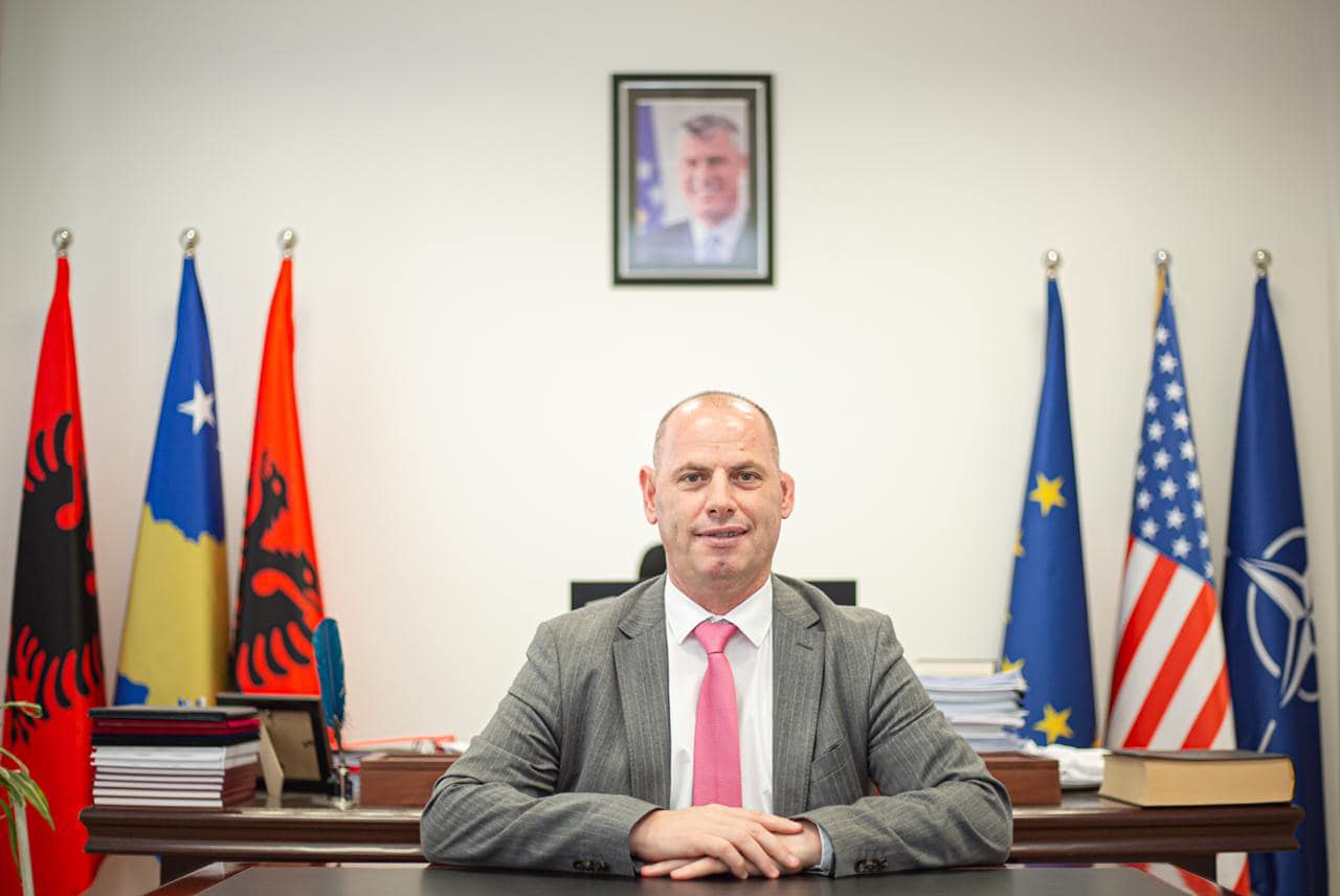 Lladrovci uron: Dje UÇK, sot FSK, gëzuar!