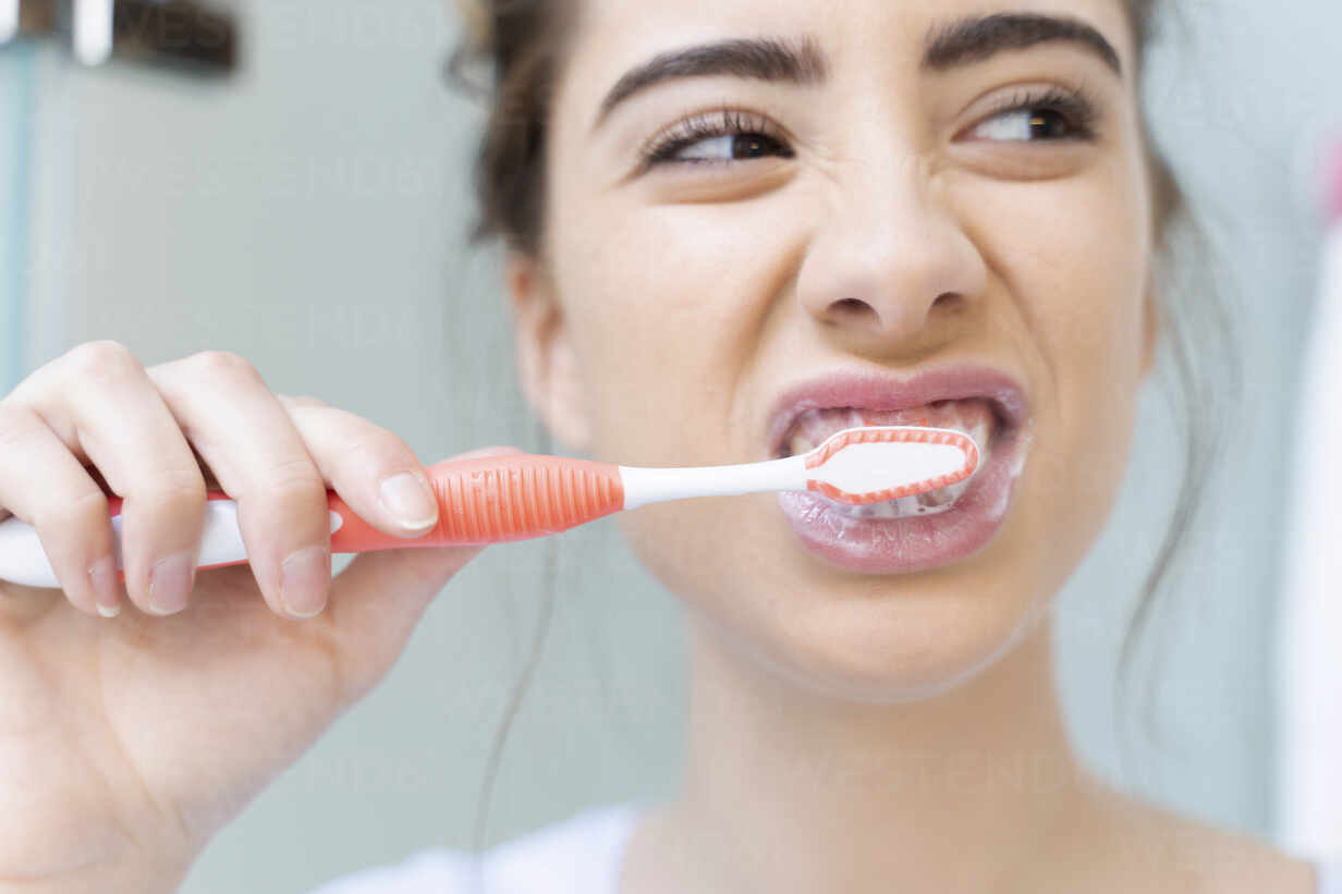Sa shpesh duhet ta ndërroni brushën e dhëmbëve?
