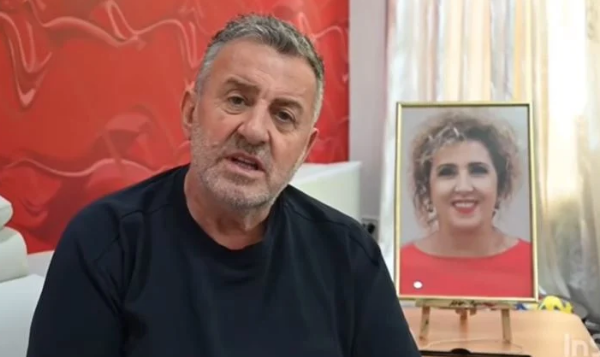 Agron Llakaj përlot me postimin për të shoqen e ndjerë: Në shtëpi çdo hapje e mbyllje dere, me rrëqeth të gjithin