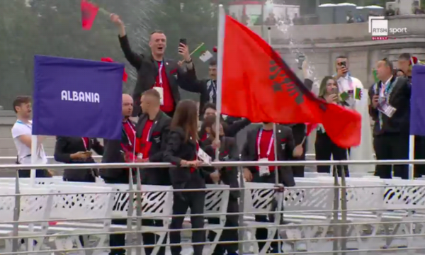Ngjyrat kuq e zi ‘pushtojnë’ Parisin, momenti kur sportistët shqiptarë prezantohen në Lojërat Olimpike