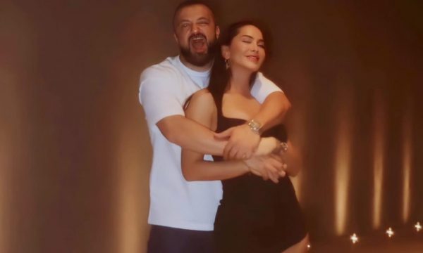 Kështu po duken pushimet e Dafinës në Spanjë