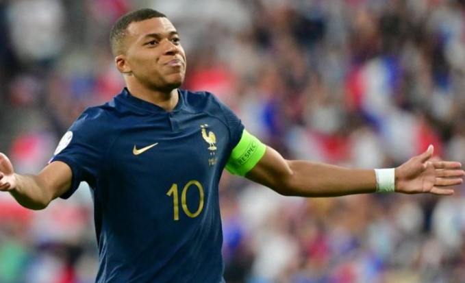 Kylian Mbappe ka kompletuar blerjen e klubit nga Ligue 2