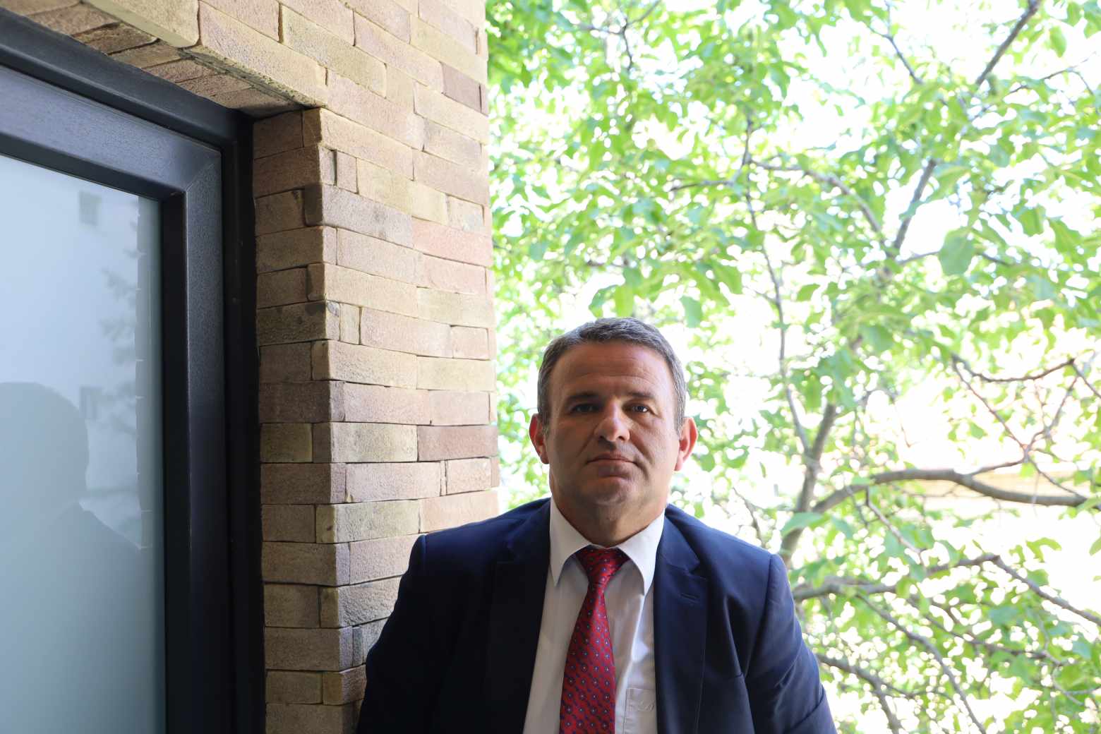 Konstatimet e gabuara ekonomike të Karl Marksit për kontratat një burimore në Kosovë