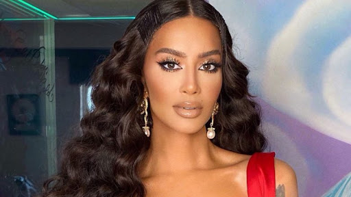 Dafina Zeqiri surprizon pasagjerët në Aeroportin e Tiranës