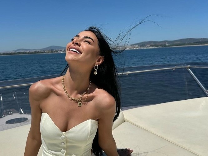 Pas ndarjes nga Lumbardhi, Kaderi publikon fotografi e buzëqeshur në pushime