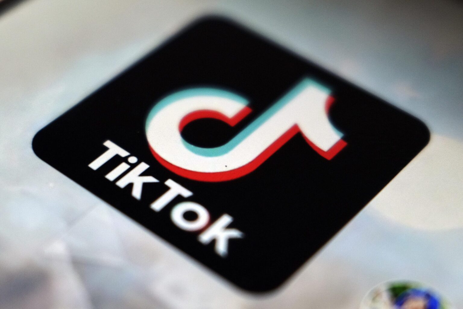 TikTok përforcon masat për adoleshentët