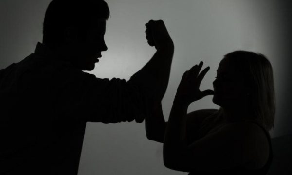 Djemtë rrahin nënat e tyre në Ferizaj dhe Pejë, arrestohen nga policia