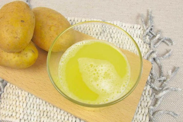 Si ta përdorni lëngun e patates për rritjen e flokëve