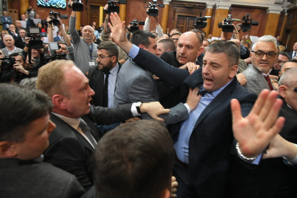 Pamje nga përleshja mes deputetëve në Kuvendin e Serbisë